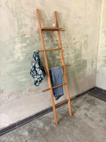 Moderne Holz Kleiderleiter / Stummer Diener mit Ablage
