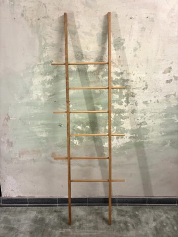 TB.7.3- Minimal Holz Kleiderleiter