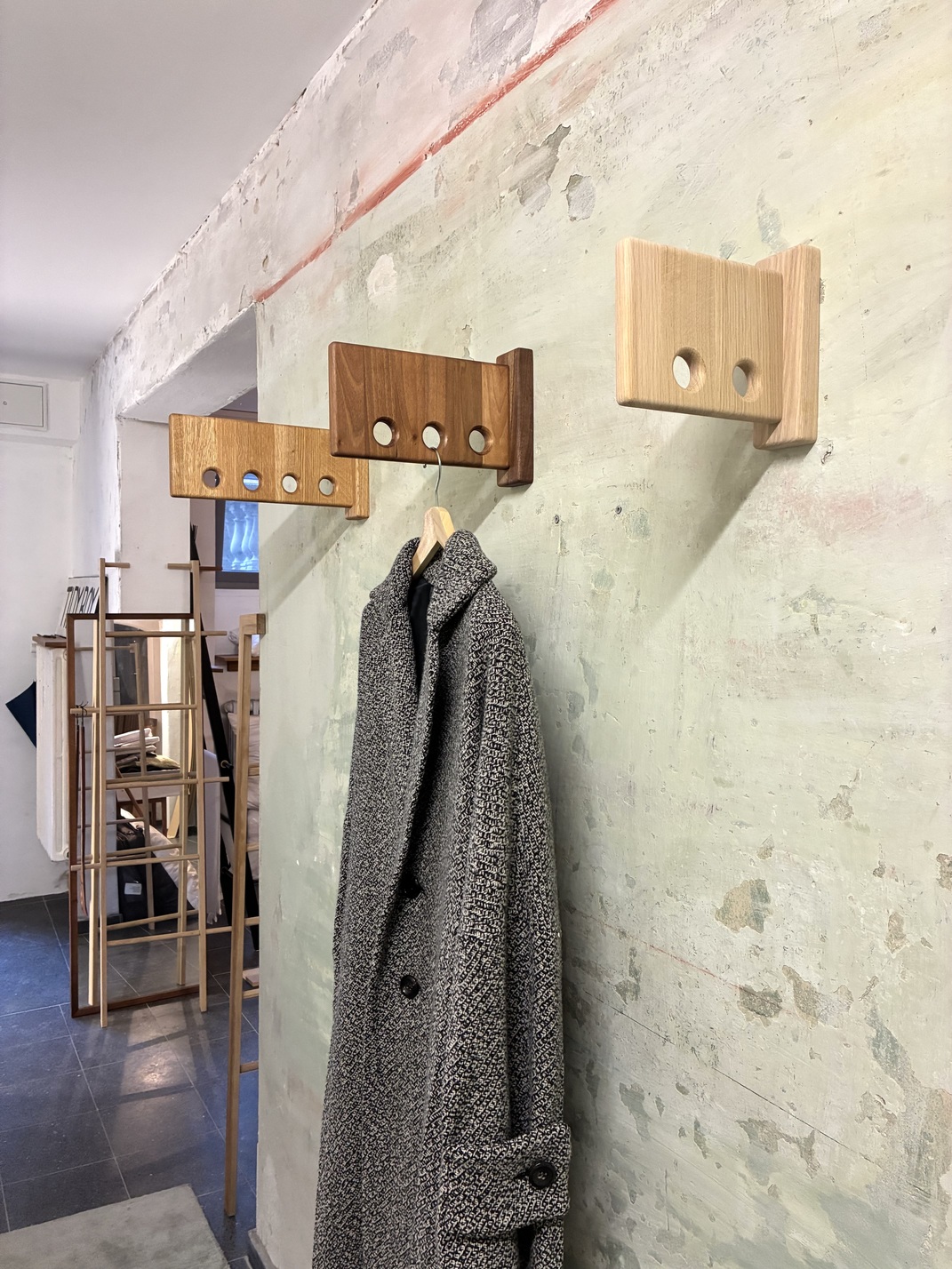 Kleine Wandgarderobe aus Holz - Image 4