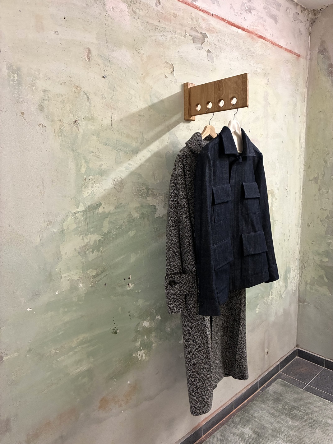 Kleine Wandgarderobe aus Holz - Image 17