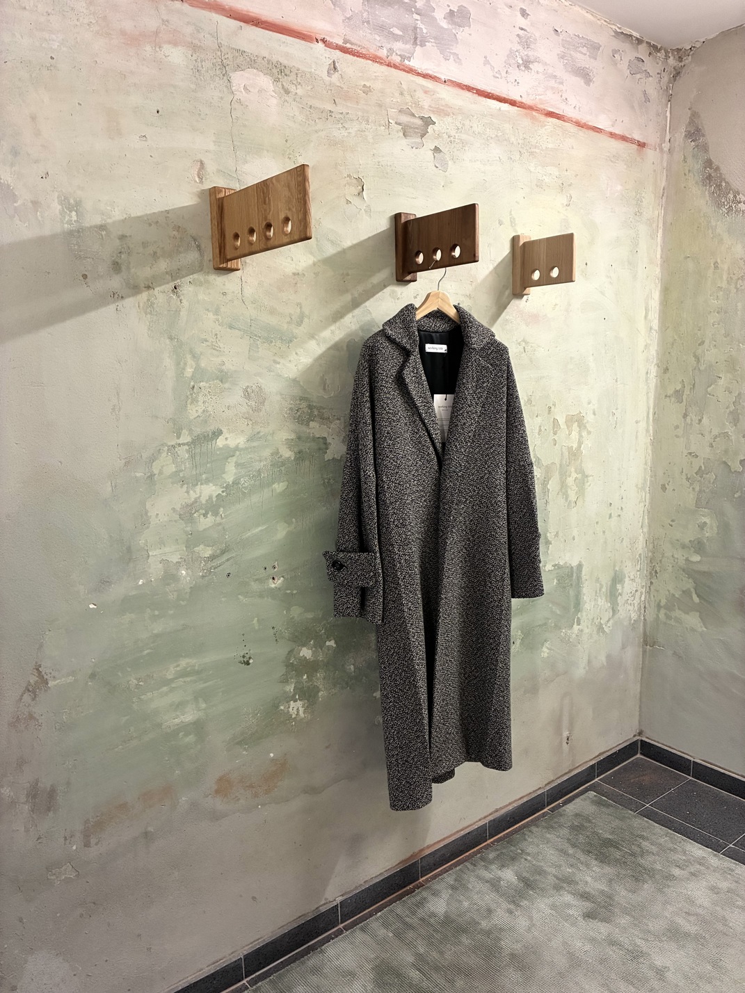 Kleine Wandgarderobe aus Holz