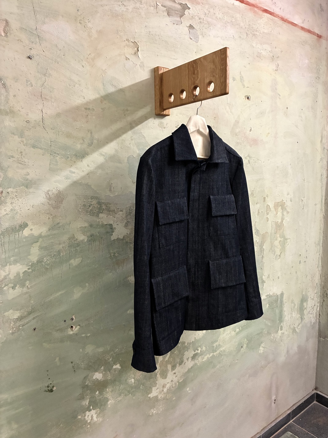 Kleine Wandgarderobe aus Holz - Image 19