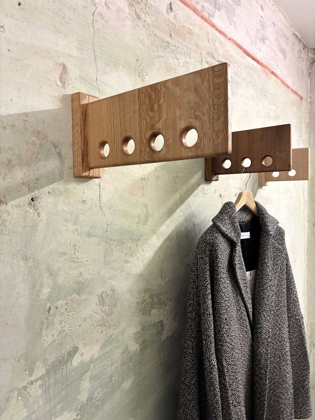 Kleine Wandgarderobe aus Holz - Image 6